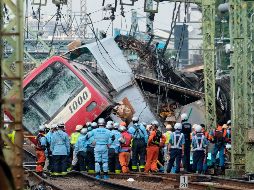 Varios vagones del tren descarrilaron y el camión se incendió tras la colisión, dicen los servicios de emergencia. AFP / K. Nogi