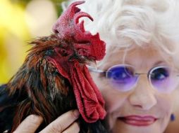 Maurice junto a su dueña, Corrine Fesseau. REUTERS