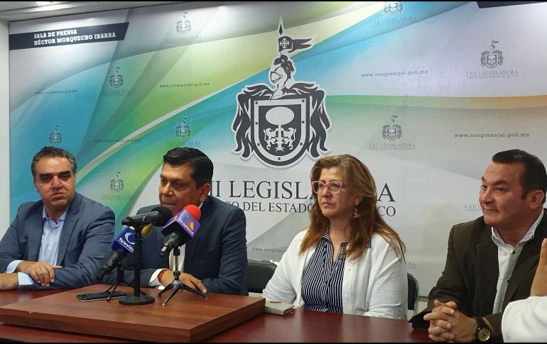 El titular de la fracción Gustavo Macías (2i) y los diputados Jesús Hurtado (d) y Jorge González (i); fueron los únicos que acompañaron el pronunciamiento de la dirigencia estatal.  EL INFORMADOR/ R. Rivas