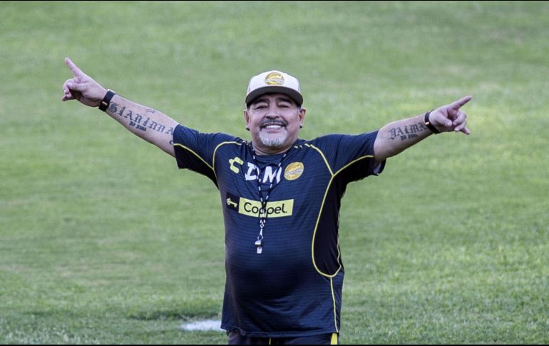 El debut de Maradona como entrenador de Gimnasia y Esgrima La Plata será el domingo 15 de octubre en el estadio del Lobo. AFP/ARCHIVO