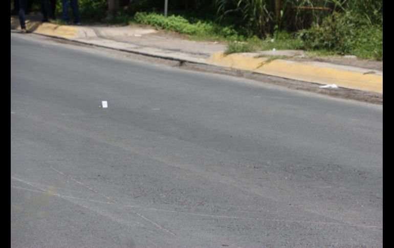 Las autoridades solicitaron el apoyo de la Policía de Zapopan y montaron un operativo de búsqueda de los agresores, quienes se perdieron de la vista de los oficiales entre las brechas. ESPECIAL/ Policía de Tlajomulco