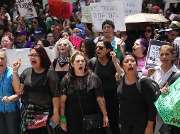 Mujeres se manifestaron el mes pasado en Ciudad de México para llamar la atención sobre los recientes casos de violaciones. EFE/ARCHIVO