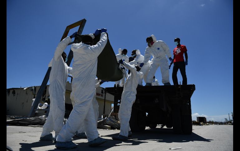 Rescatistas trasladan hoy un cuerpo en Gran Abaco, una de las islas Abaco. AFP/B. Smialowski