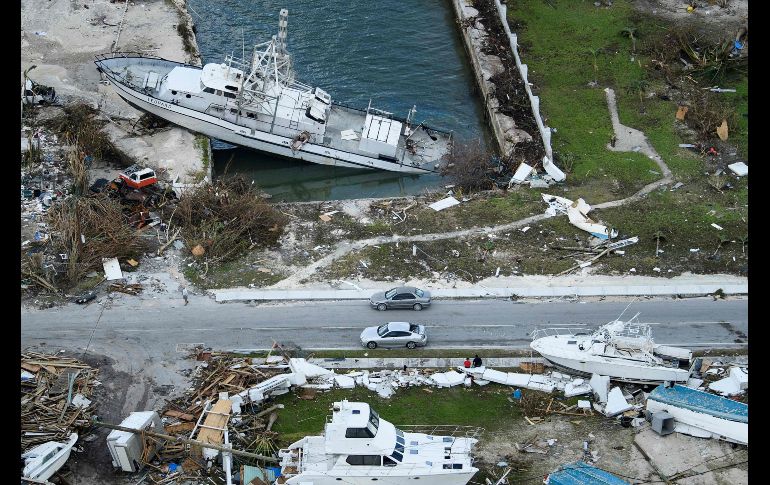 Cientos de embarcaciones están fuera de servicio, recostados sobre la tierra o volteados completamente, incluidos grandes barcos de pesca que fueron barridos por los vientos. AFP/B. Smialowski