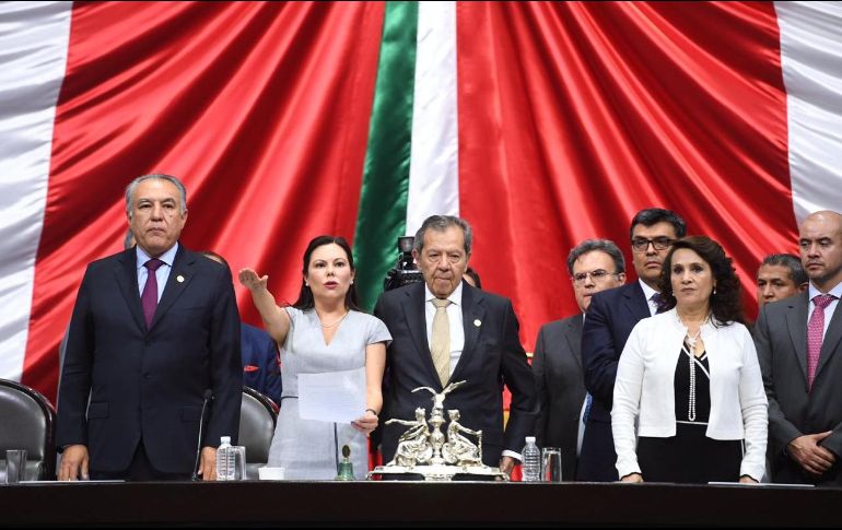 Laura Rojas tomó protesta en el cargo, a pocas horas de que expirara el plazo para elegir al sustituto de Porfirio Muñoz Ledo. TWITTER / @diputadospan