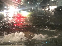 La intensa lluvia de anoche volvió riesgosa la circulación en varios puntos de la ciudad. CORTESÍA / BOMBEROS GDL