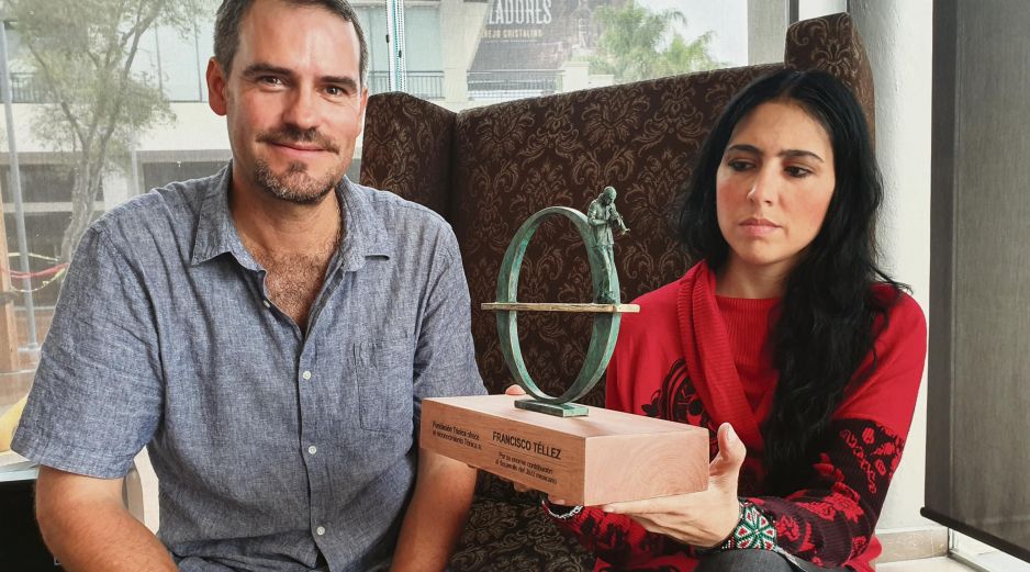 Gilberto Cervantes y Karla Castañeda, ambos muestran el Galardón Tónica. EL INFORMADOR / E. Esparza