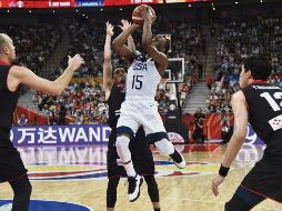 Kemba Walker (#15) lideró la ofensiva de EU al aportar 15 puntos. AFP