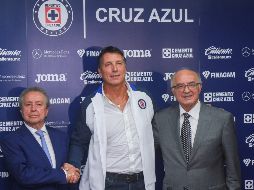 Escoltado por su cuerpo técnico, que incluye a Joaquín Moreno, quien dirigió al club en el partido amistoso tras la salida de Pedro Caixinha, Siboldi (c) se mostró feliz de volver. IMAGO7