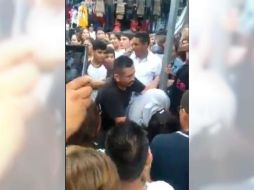 A la llegada los elementos de seguridad, fueron informados sobre el presunto robo de la mujer, en el cual se le acusaba de hurtar 10 prendas con un valor de alrededor de mil 500 pesos. ESPECIAL