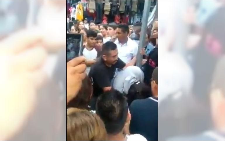 A la llegada los elementos de seguridad, fueron informados sobre el presunto robo de la mujer, en el cual se le acusaba de hurtar 10 prendas con un valor de alrededor de mil 500 pesos. ESPECIAL