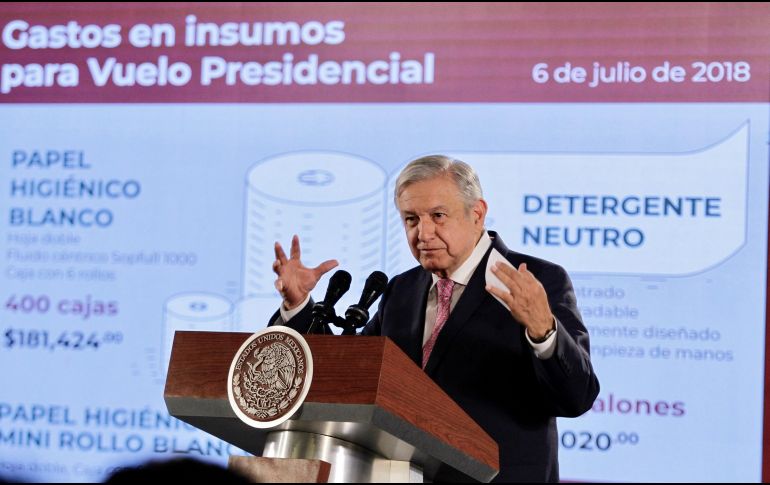 ''Lo de las facturas falsas creció en los últimos años como hongos después de la lluvia, despachos factureros para evadir impuestos, se generalizó. Y esto se tiene que terminar'', indicó el Mandatario. NTX / A. Guzmán