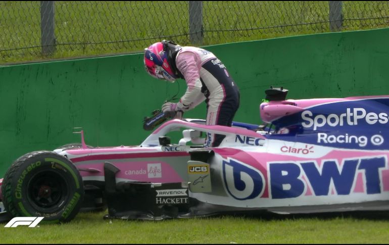En la primera curva del circuito, el mexicano perdió el control de su monoplaza y se estampó en una muralla de contención. TWITTER / @F1