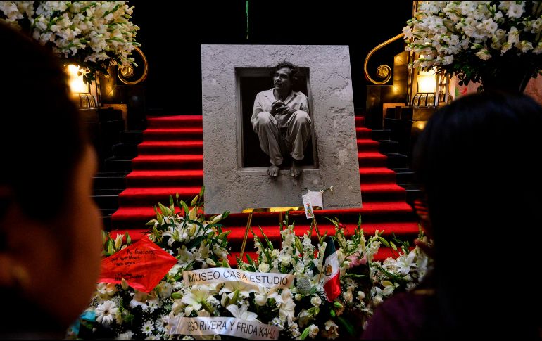 En el mezzanine de Bellas Artes, se han colocado flores, canastas con maíz y algunas obras de Toledo de la colección del Museo de Arte Moderno. AFP / P. Pardo