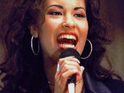 Abraham Quintanilla dice que la periodista lucra con la memoria de su hija por el libro y dicha serie los cuales fueron inspirados en la cantante fallecida. AP / ARCHIVO