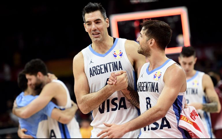Luis Scola (centro) colaboró con 15 puntos para la victoria de su Selección. AFP/Y. Thu