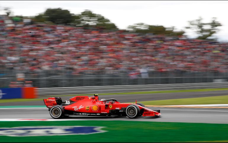 Charles Leclerc conduce su monoplaza durante la segunda sesión de ensayos en el circuito de Monza. AP / L. Bruno