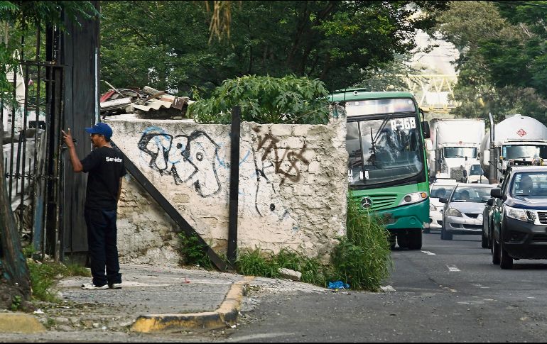 En Periférico a su cruce con la calle Benigno Canto, en la colonia Rancho Nuevo, se encuentra este inmueble sobre el acotamiento. Esto afectará el paso en un carril para el Peribús, proyecto que contempla un trazo de 41.5 kilómetros. EL INFORMADOR/A. Camacho