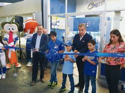 Autoridades de KidZania y niños cortaron el listón del nuevo centro de entrenamiento. EL INFORMADOR / E. Esparza