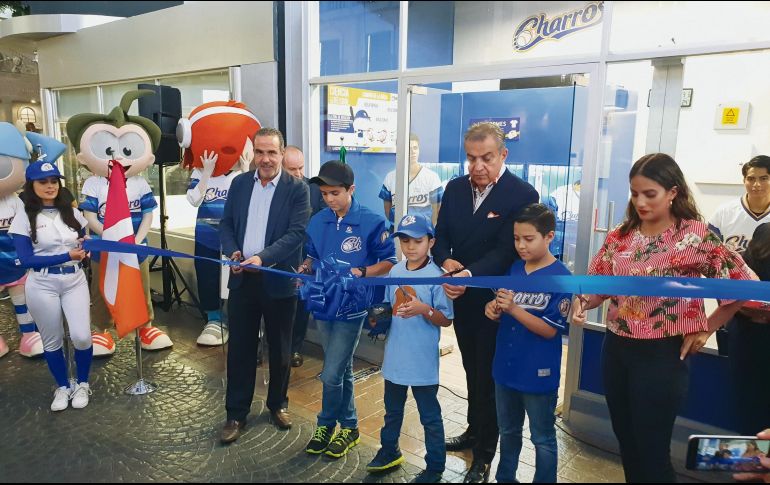 Autoridades de KidZania y niños cortaron el listón del nuevo centro de entrenamiento. EL INFORMADOR / E. Esparza