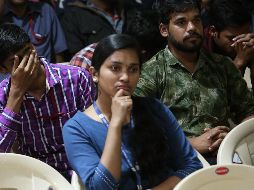 Personas reaccionan después de perder comunicación con la nave espacial Chandrayaan-2, la cual debía alunizar sobre la superficie del satélite natural de la Tierra. EFE / EPA / Jagadeesh NV