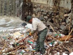 Según detallaron, la búsqueda se realiza por tierra, bordeando el arroyo y aguas abajo en el sentido hacia Av. 8 de Julio. ESPECIAL/ Protección Civil Jalisco
