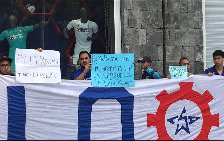 Los asistentes colgaron algunas mantas y pegaron billetes en el escudo que se encuentra afuera de La Noria. SUN/J. Dávalos