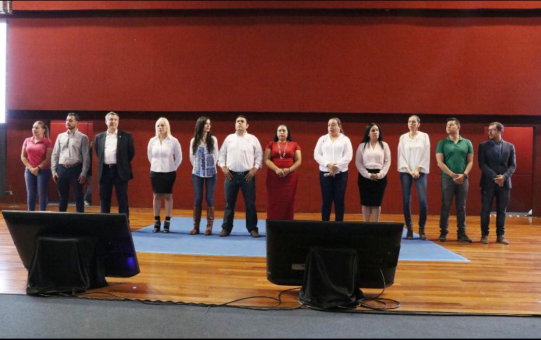 Los coordinadores del programa felicitan a las nuevas futuras empresarias. ESPECIAL / Gobierno de Guadalajara