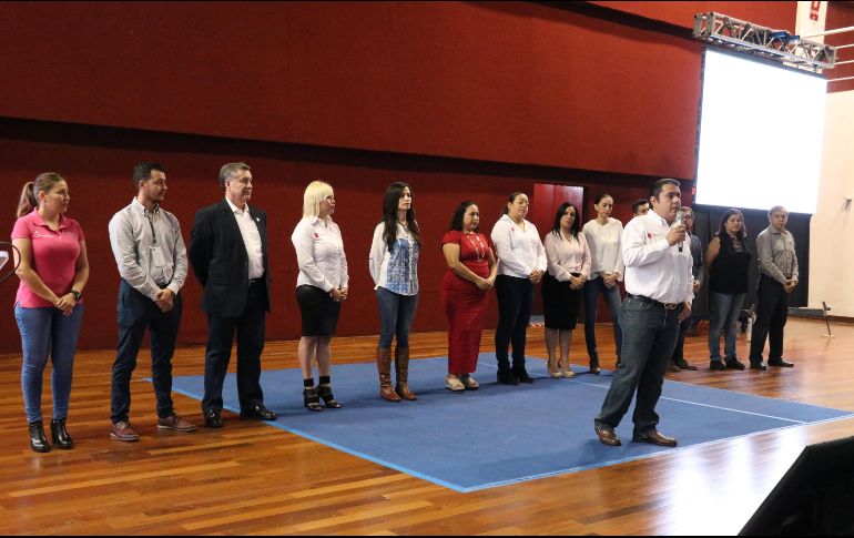 El coordinador general de Desarrollo Económico y Combate a la Desigualdad, Juan Manuel Munguía, reconoce el esfuerzo de las integrantes. ESPECIAL / Gobierno de Guadalajara