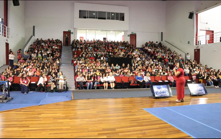 La Lic. Rocío Aguilar motiva y felicita a las mujeres que cruzaron a la nueva etapa. ESPECIAL / Gobierno de Guadalajara