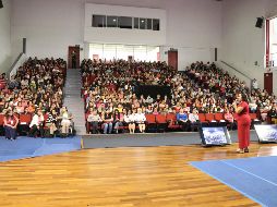 La Lic. Rocío Aguilar motiva y felicita a las mujeres que cruzaron a la nueva etapa. ESPECIAL / Gobierno de Guadalajara