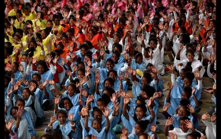 Jóvenes cantan a la llegada del pontífice. AFP/T. Fabi