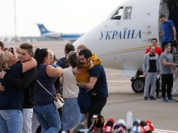 Prisioneros ucranianos liberados por Rusia a su llegada ayer al aeropuerto Boryspil, Ucrania. AP/E. Lukatsky