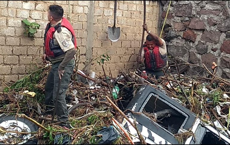 Dos camionetas tipo Jeep quedaron dentro del canal. ESPECIAL / Protección Civil Jalisco