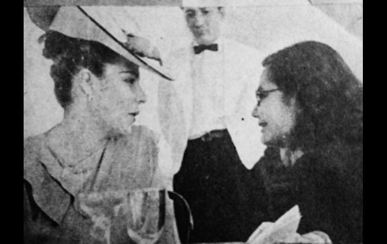 Muchos años después, ya cuando el “Country” era una institución tanto social como deportiva a nivel nacional, vemos a la siempre elegante Paz Gortázar de González Gallo entrevistada por la periodista Carmen García Armenta. El motivo lo era la toma de posesión de don Jesús González Gallo como gobernador de Jalisco. En las terrazas del Club le había sido ofrecido un elegantísimo lunch a la nueva primera dama de Jalisco, esto en en abril de 1947, y en donde se dio cita la auténtica “flor y nata” de la sociedad tapatía, ¡cuando aún existía una verdadera  “Alta Sociedad” en esta hoy tan confundida Guadalajara! CORTESÍA / F. PARTIDA