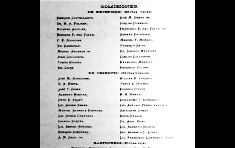 Hasta los años 30 del pasado siglo XX, los bailes de postín requerían de la intervención de un enorme grupo de participantes entre sus organizadores. Así pues, se formaban con toda antelación entre otras las “Comisiones de recepción”, “Comisiones de Obsequio”, “Comisiones de Orden” y los famosos “Bastoneros”, estos últimos quienes daban la orden para que la orquesta arrancara a tocar y comenzara el baile. Aquí vemos a los integrantes de las comisiones para la inauguración oficial del “Guadalajara Country Club”, el 25 de octubre de 1910. CORTESÍA / F. PARTIDA
