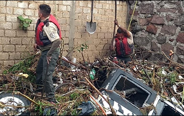 De acuerdo con las autoridades, tres vehículos todoterreno circulaban por el cauce a manera de “deporte extremo”; sin embargo, el nivel del agua creció y los arrastró; las mujeres fallecidas fueron empujadas por cuatro kilómetros. ESPECIAL
