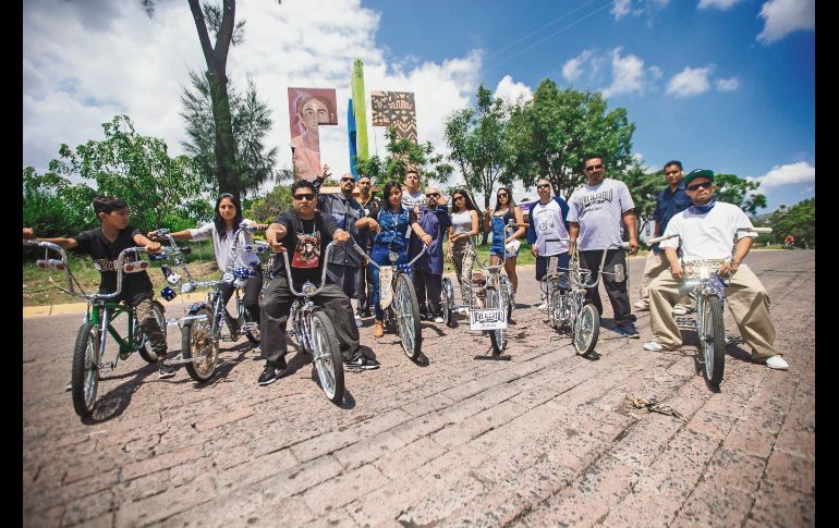 Jóvenes exhibieron sus bicicletas modificadas tipo “Low Raider” en la Colonia Tabachines. EL INFORMADOR / G. Gallo
