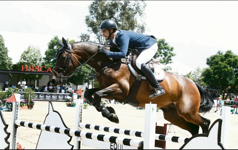 El binomio conformado por el jinete José Alberto Martínez y “No Limit” fue el ganador del Gran Premio en el Club Hípica. EL INFORMADOR / A. Camacho