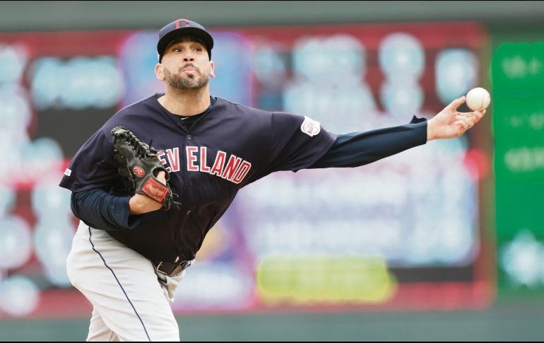 El veterano serpentinero de Culiacán conquista su vigésimo hold de la campaña con los Indios. AP