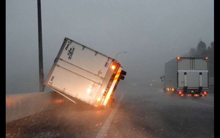 Un camión quedó volteado en un carretera en Tomisato, en la perfectura de Chiba, debido a los fuertes vientos. AFP