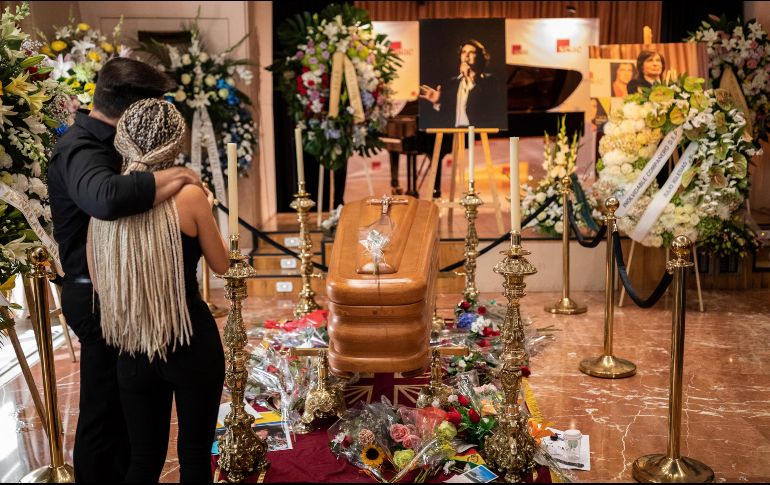 Los admiradores pasan por el ataúd del cantante y compositor, el lunes 9 de septiembre de 2019. AP / B. Armangue