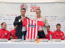 El presidente del equipo, Alberto Marrero (centro, izquierda), posa junto al recién llegado timonel. IMAGO7