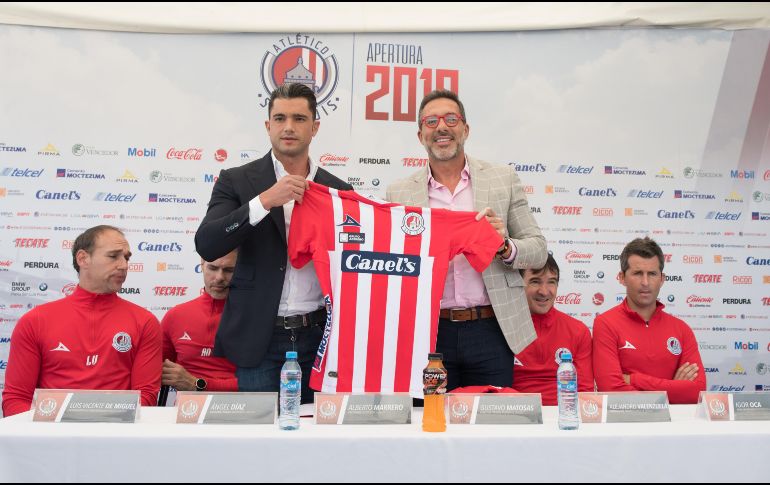 El presidente del equipo, Alberto Marrero (centro, izquierda), posa junto al recién llegado timonel. IMAGO7