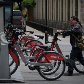 Libran de sanción a ciclistas, dejan en recomendación no circular con dispositivos electrónicos