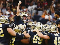 Wil Lutz (mano en alto) conectó el gol de campo del triunfo desde una distancia de 58 yardas y dos segundos en el reloj de juego. AP / B. Dill