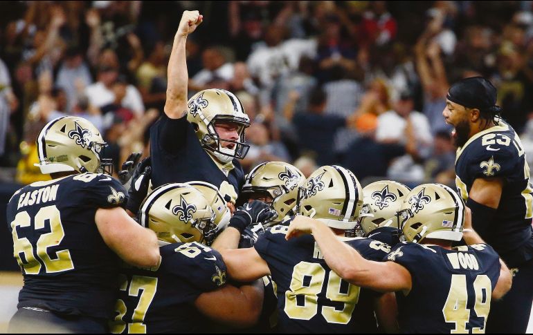 Wil Lutz (mano en alto) conectó el gol de campo del triunfo desde una distancia de 58 yardas y dos segundos en el reloj de juego. AP / B. Dill