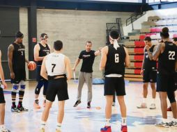 El coach boricua Rafael Cruz comanda al equipo. TWITTER / @ASTROSJALISCO