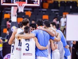 Jugadores celebran el triunfo que los mete a la penúltima ronda de la competencia. EFE / A. Plavevski