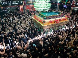 El hecho ocurrió mientras decenas de miles de personas participaban en la ceremonia central para conmemorar la muerte del imán Husein. EFE / A. Taherkenareh